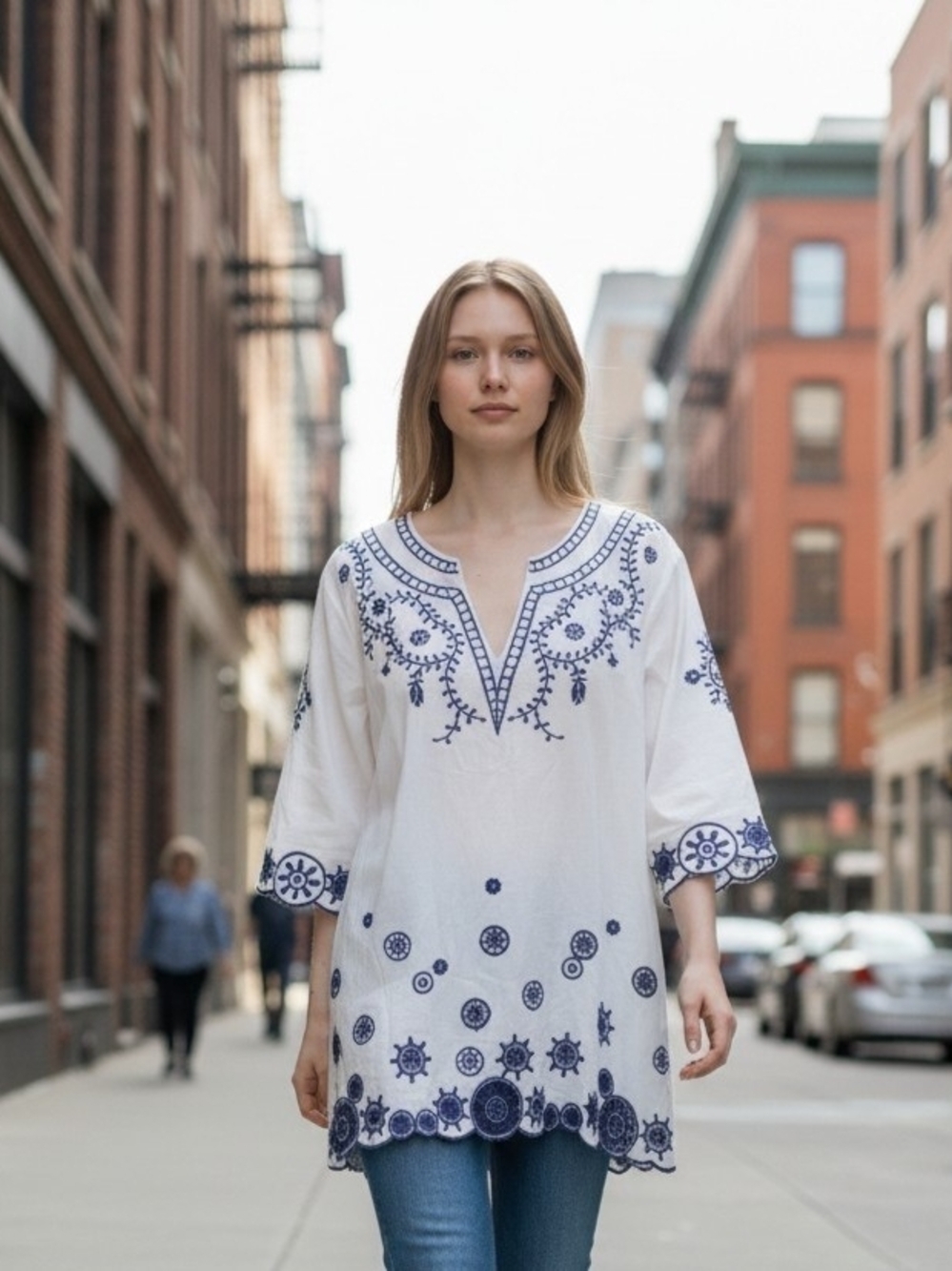Solitaire White Stylish Chic Tunic Top with Navy Blue Embroidery Size 8